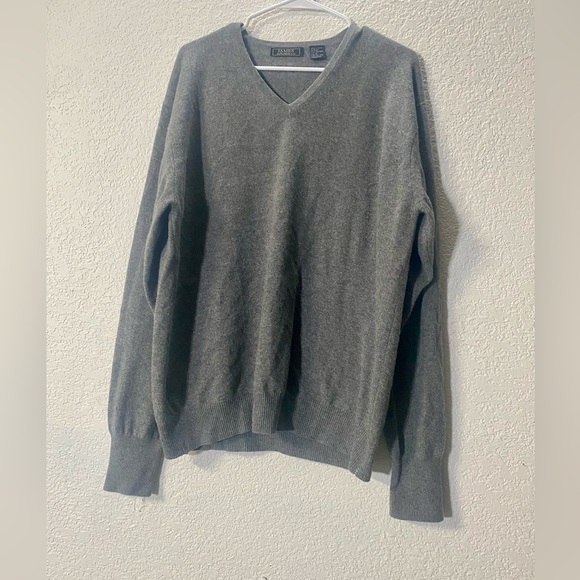 Classic V-Neck 100% Cashmere Sweater in Charcoal Gray - Picture 3 of 6